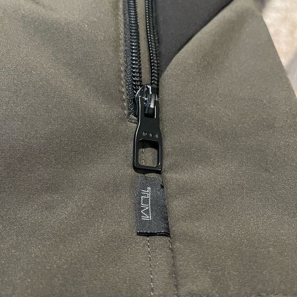 TUMI Soft Shell Sherpa Lined Jacket Mens
Size L Green & Black - Picture 4 of 7